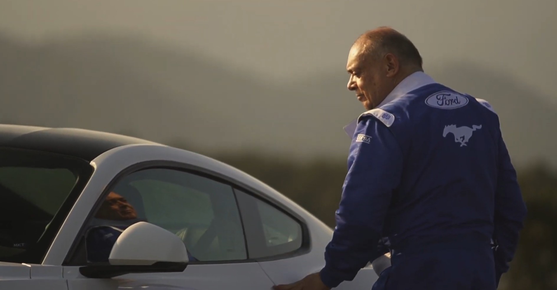 Jornalista Douglas Mendonça pilota o Mustang Black Shadow